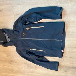 Arc’teryx Sabre AR Black in size Mens Small